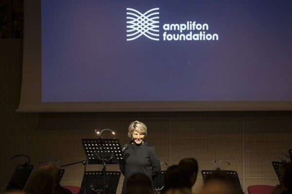 Fondazione Amplifon, Susan Carol Holland: un esempio di solidarietà e inclusione sociale per gli anziani